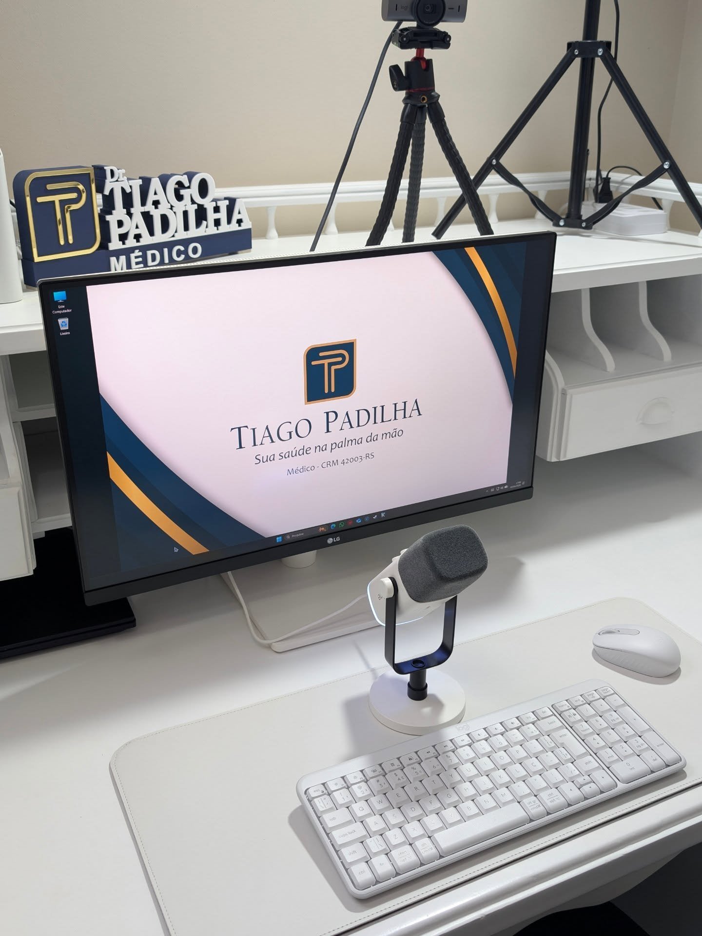 Mesa com computador de telemedicina do Médico Dr. Tiago Padilha.